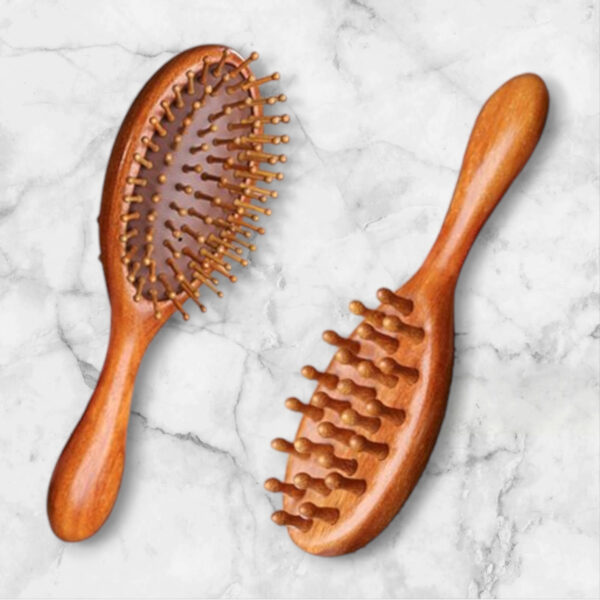 CEPILLO DE CABELLO CON CERDAS DE BAMBU Y MASAJEADOR DE CUERO CABELLUDO