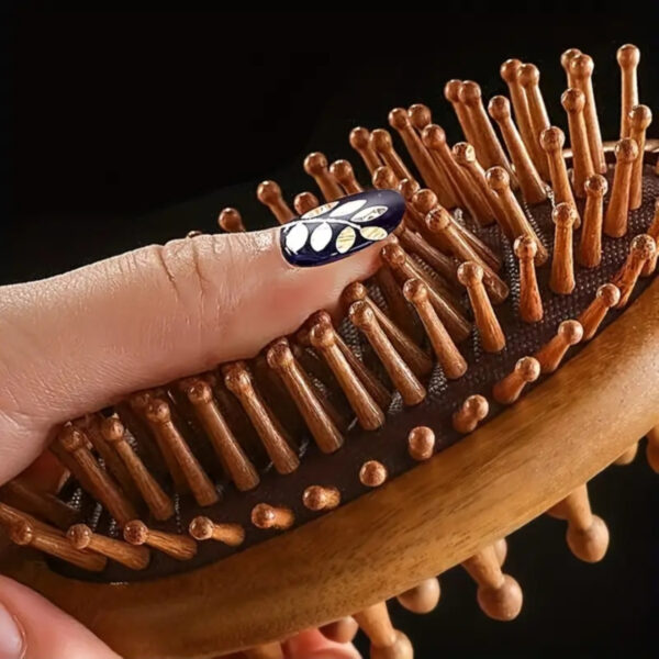CEPILLO DE CABELLO CON CERDAS DE BAMBU Y MASAJEADOR DE CUERO CABELLUDO