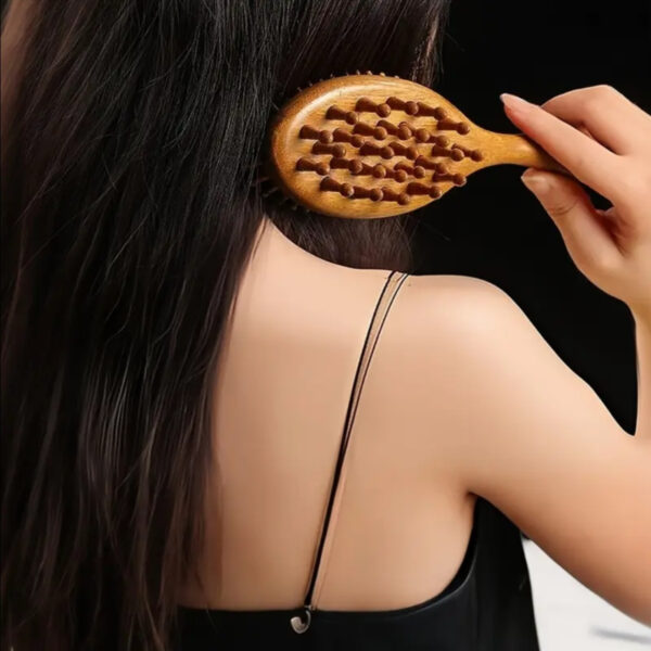 CEPILLO DE CABELLO CON CERDAS DE BAMBU Y MASAJEADOR DE CUERO CABELLUDO