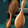 CEPILLO DE CABELLO CON CERDAS DE SÁNDALO